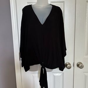 Entro black batwing top with tie in front! Size 1XL.